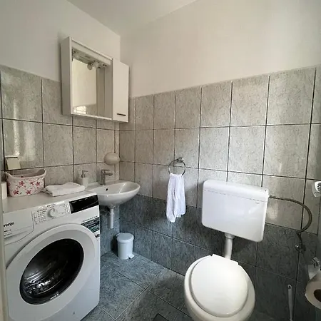 アパート Kalinic ストン