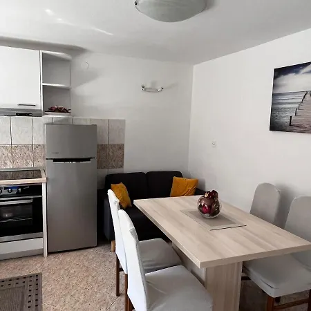 アパート Kalinic