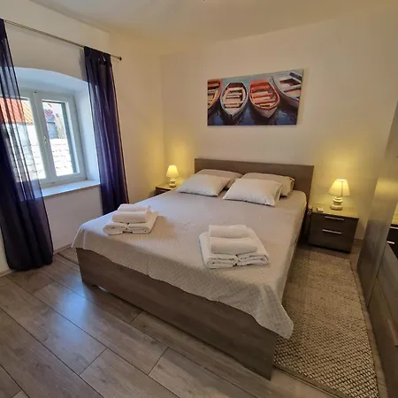 Kalinic アパート ストン