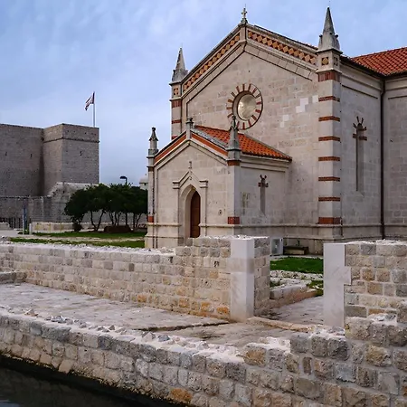 アパート Kalinic